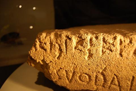 Lapis SatricanusIscrizione latina arcaica, VI secolo a.C. EDR 078476. Photo by Giulia Sarullo - Own work, via Wikimedia CC BY-SA 4.0.