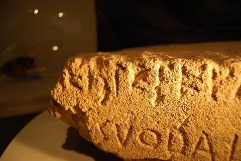 Lapis SatricanusIscrizione latina arcaica, VI secolo a.C. EDR 078476. Photo by Giulia Sarullo - Own work, via Wikimedia CC BY-SA 4.0.