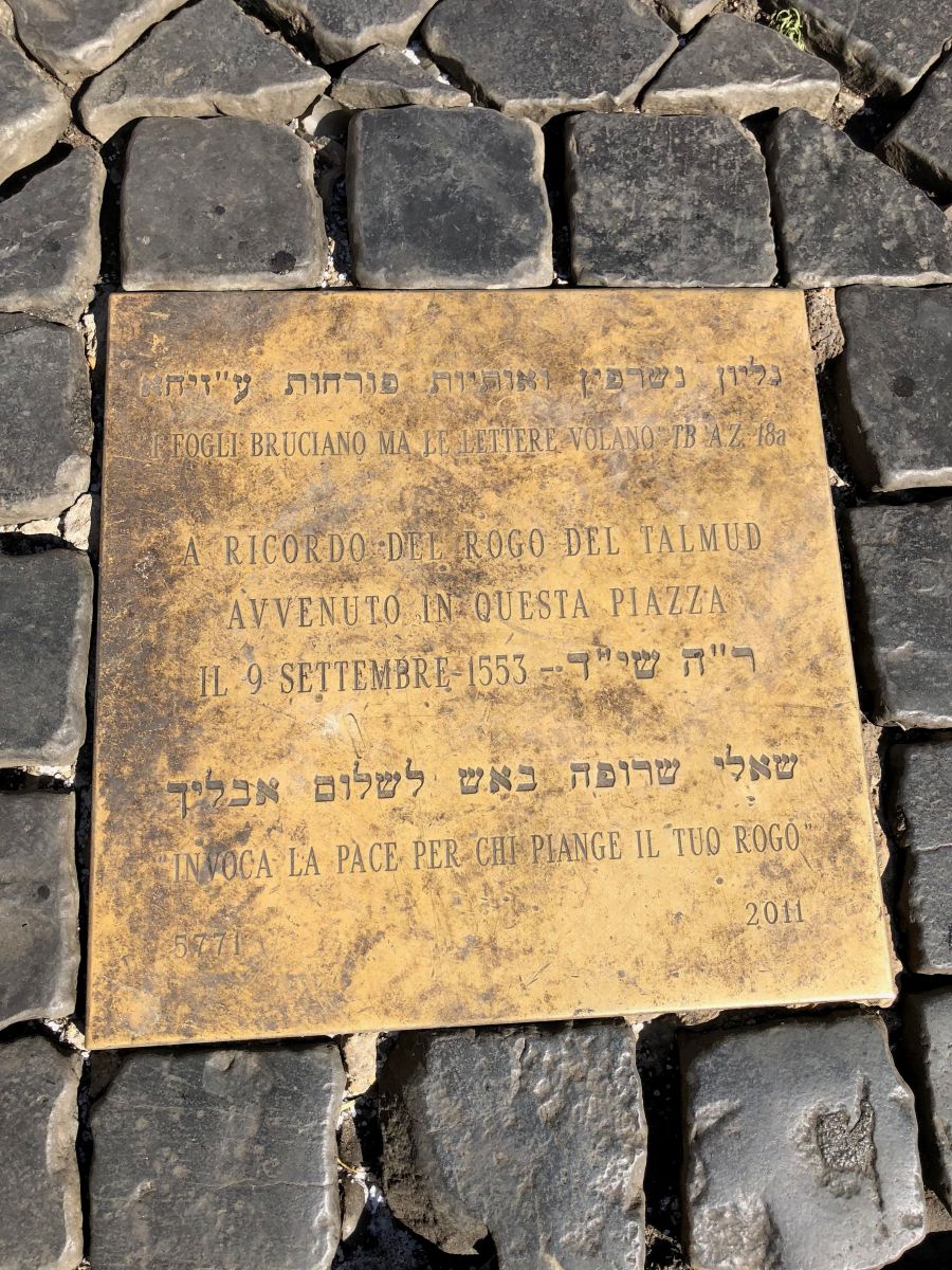 The plaque located in Campo dei Fiori commemorating the burning of the copies of the Babylonian Talmud in Rome in 1553. Image by Catherine Bonesho, unpublished.