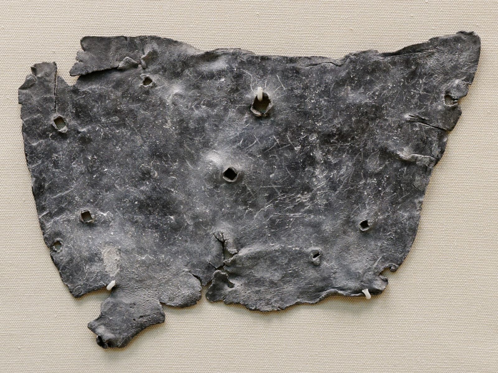 Curse tablet in the British Museum: "I curse Tretia Maria and her life and mind and memory and liver and lungs mixed up together, and her words, thoughts and memory; thus may she be unable to speak what things are concealed, nor be able..." (© Marie-Lan Nguyen / Wikimedia Commons / CC-BY 2.5)